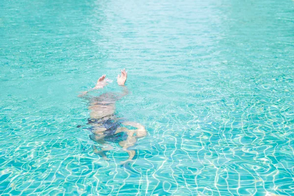 Feliz anciano caucásico nadar en la piscina durante las vacaciones de jubilación después de un tiempo que se ahoga en la piscina (enfoque en el cuerpo ) —  Fotos de Stock