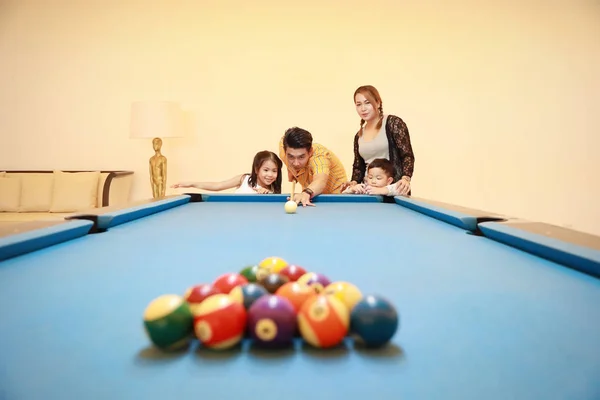 Grupa szczęścia azjatycka rodzina ojciec, matka, syn i córka gra w bilard lub snookera na niebieskim stole bilardowym ze szczęśliwą uśmiechniętą twarzą podczas wakacji — Zdjęcie stockowe