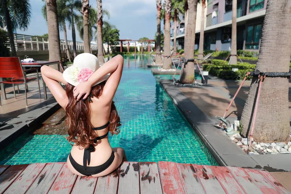 Ritratto di bella e sexy donna godere di vacanza in piscina — Foto Stock