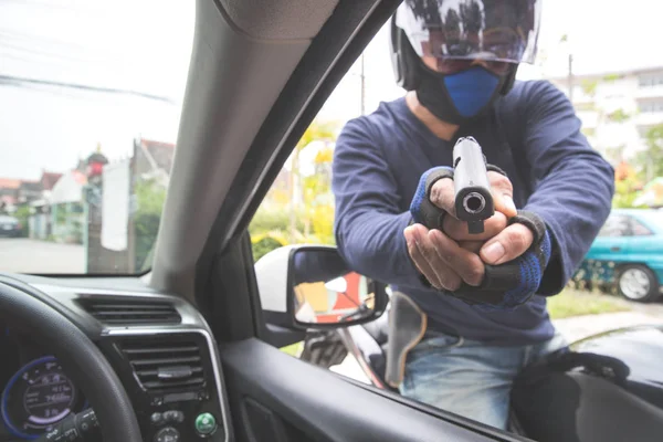 araba veya para çalmaya çalışırken motosiklet üzerinde silah ile hırsız (hırsızlık kavramı)