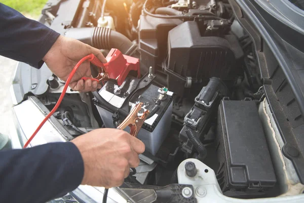 Mekanik el şarj araba elektrik yalak jumper kabloları ile