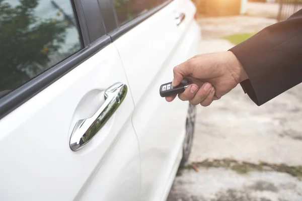 işadamı açık araba kapı