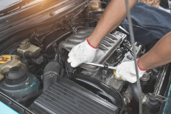 Le mani meccaniche fanno manutenzione e controllo del vecchio motore dell'automobile — Foto Stock