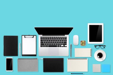 dizüstü bilgisayar ile düz lay veya üst görünüm çalışma alanı iş yeşil masa, ofis malzemeleri tablet, cep telefonu ve arka plan için kullanarak kahve fincanı