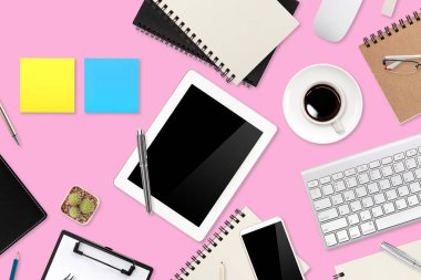 düz ya da üst görünüm çalışma masası pembe dizüstü bilgisayarı, kahve fincanı ve iş geçmişi için akıllı telefonu olan masa