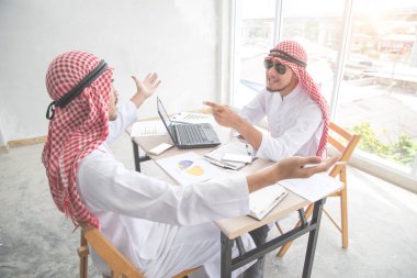 kızgın arap suudi işadamı patron şikayet ve çalışan (takım çalışması ve ortaklık kavramı ile tartışmak)