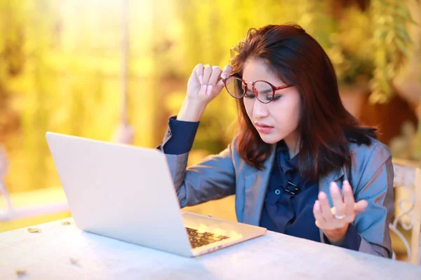 Belle femme d'affaires a obtenu le stress et les maux de tête avec ordinateur sur la table — Photo