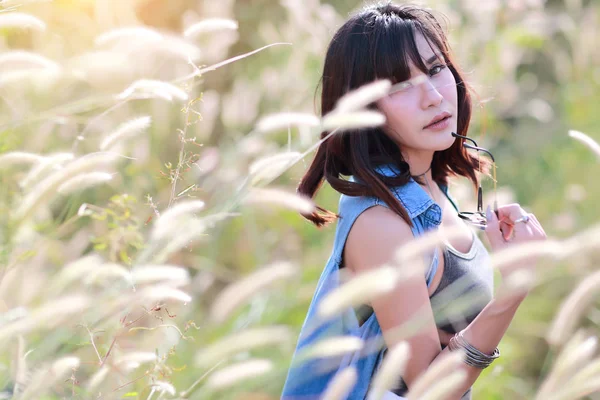 Молода і мила дівчина з щасливим часом і захоплюючим амундським трав'яним полем в природі — стокове фото