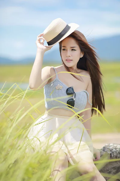 Hermosa chica con sombrero en la hierba fiel — Foto de Stock