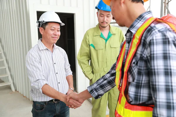 建設現場で成功したプロジェクトを終えた後に握手をする技術者の肖像画 — ストック写真