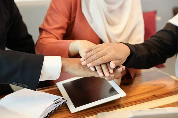 Affärsman och affärskvinna muslimska mötet och stapling händer (partner eller framgång affärsidé) — Stockfoto