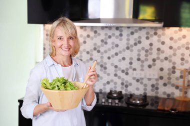 mutlu tatil de emeklilik hayatı boyunca mutfakta salata yapan kafkas yaşlı eşi
