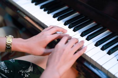 Noel partisinde piyano çalan kadın ellerini kapatın