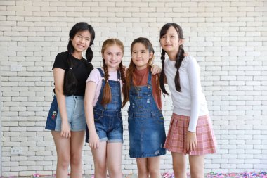 mutlu okul çocukları bir grup gülümseyen yüz ve beyaz duvar (eğitim kavramı ile sınıfta birlikte ayakta) 