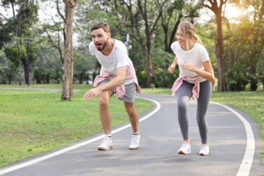 bir koşucu çift yaz sezonunda parkta koşu (sağlıklı veya spor konsepti)