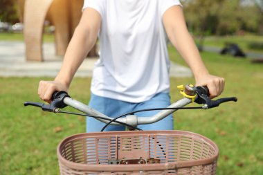 parkta bisiklete binen kıdemli kadın elleri (yaşlı sağlıklı konsept)