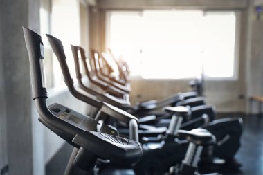 Spor salonunda bisiklet makinesi