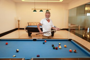 Spor kulübünde maç sırasında konsantrasyon ve ciddi bir yüz ile bilardo veya bilardo topu bakarak beyaz gömlek li beyaz saçlı yaşlı beyaz erkekler, beyaz saçlı.