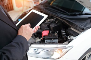 Sigorta acentesi kırık araba ile sigorta iddiası için tablet kullanarak