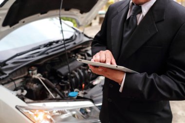 Sigorta acentesi kırık araba ile sigorta iddiası için tablet kullanarak