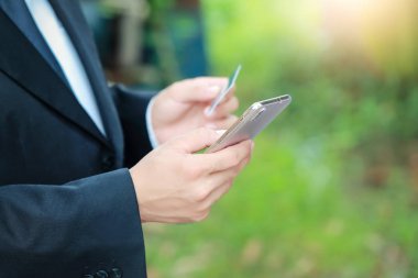 elinde akıllı telefon ve kredi kartları kullanarak işadamı alışveriş ve online ödeme