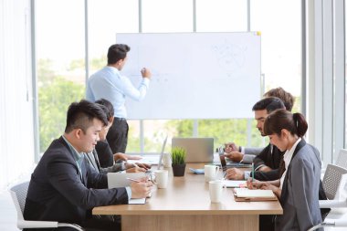 iş adamı koçluk veya eğitim bulanık görüntü ile iş toplantı ekibi, beyaz tahta üzerinde hoparlör çizim grafiği 