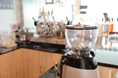 kahve dükkanında barista için kahve makinesi makinesi