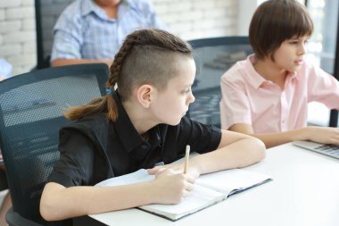 akıllı okul çocuk yazma ve sınıfta eğitim (eğitim concep