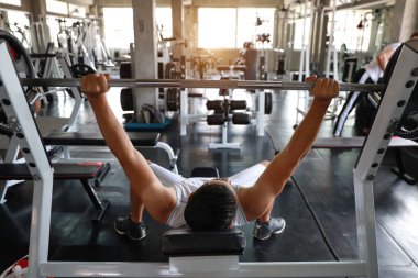 arka görünüm fitness bir halter makinesi kaldırma bıyıklı yakışıklı kafkas adam 