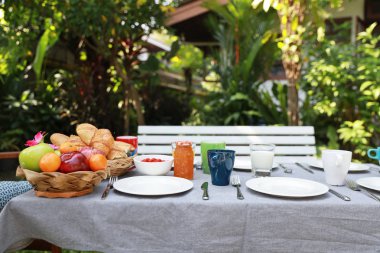 güneşli bir günde arka bahçesinde açık yan görünüm kahvaltı masası 