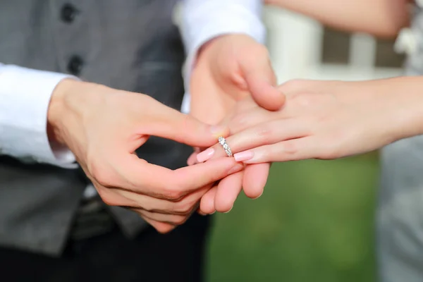 Primo piano colpo di bellezza sposo mano con bella fede nuziale abbracciando il marito giovane sposo con amore durante pre posa foto di nozze — Foto Stock