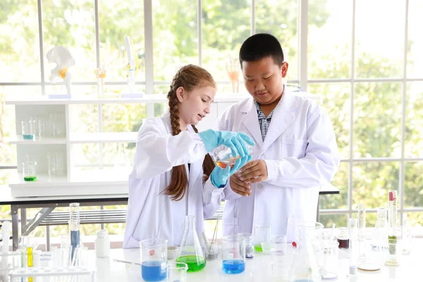 Niños felices haciendo experimentos científicos. (educación y concepto científico) —  Fotos de Stock