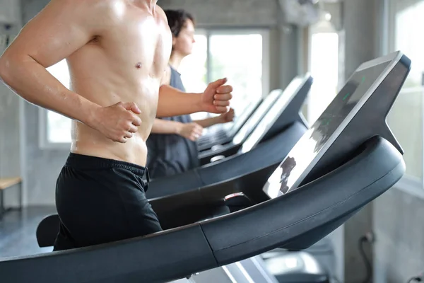 Close-up beeld van gezonde en sexy Kaukasische spier man in shirtless die draait op excerise machine in de sportschool — Stockfoto