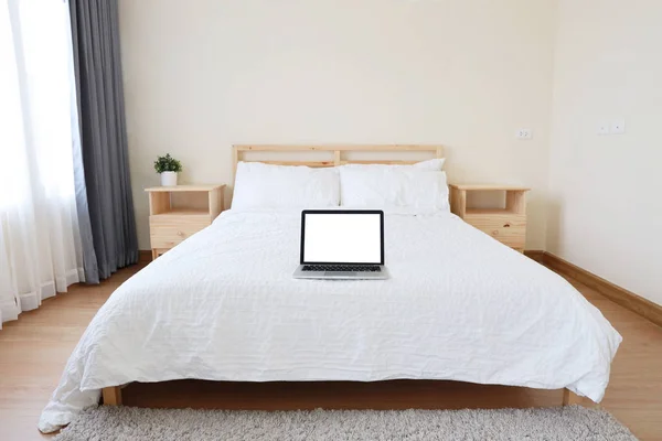 Nouveau lit blanc moderne avec écran blanc d'ordinateur dans la chambre — Photo