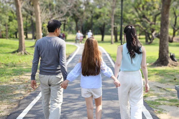 幸福的家庭父母和孩子在暑假期间在公园里散步和跑步，在晴朗的蓝天和绿树下休息 — 图库照片