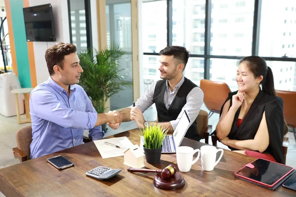 Dois empresários caucasianos apertando as mãos após assinar contrato significado de negócio de sucesso com rosto feliz e sorridente — Fotografia de Stock