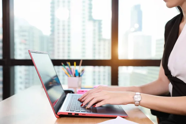 Office trä skrivbord med vackra Call Center kvinna händer arbetar på bärbar dator med kontorsmateriel och kaffekopp — Stockfoto