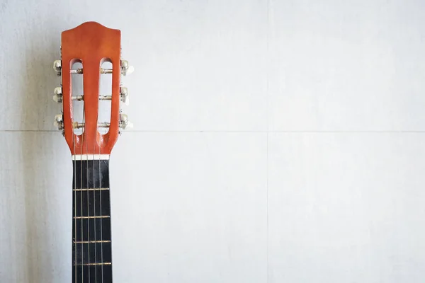 Pół gitara akustyczna na białym tle z prawej wolnego miejsca — Zdjęcie stockowe