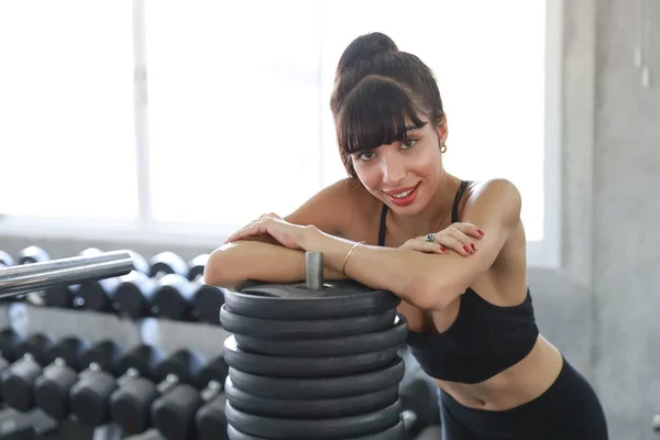 Menina caucasiana desportiva em terno esporte preto posando para retrato com olhos sexy e corpo no ginásio — Fotografia de Stock