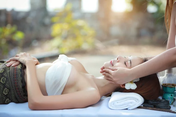 Masaje facial, 2 hermosa y sexy mujer joven asiática en vestido blanco disfrutando de aceite spa salón de masajes durante el día soleado con cara feliz — Foto de Stock