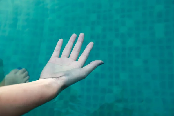 Donna mani in piscina in vacanza — Foto Stock