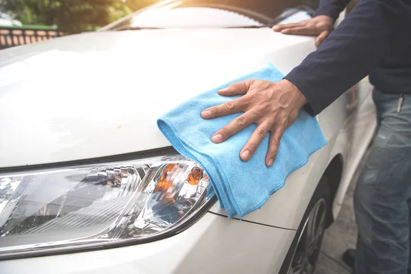 Mãos masculinas limpeza carro — Fotografia de Stock