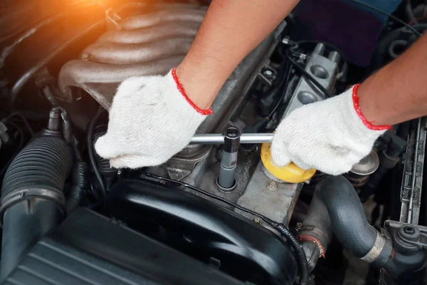 Le mani meccaniche fanno manutenzione e controllo del vecchio motore dell'automobile — Foto Stock