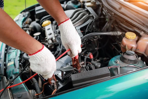 Mani meccaniche di ricarica vecchia auto con cavi elettrici tramoggia jumper — Foto Stock