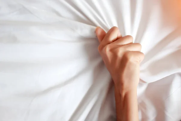 yatak odasında seks genç ve seksi kadın eli 