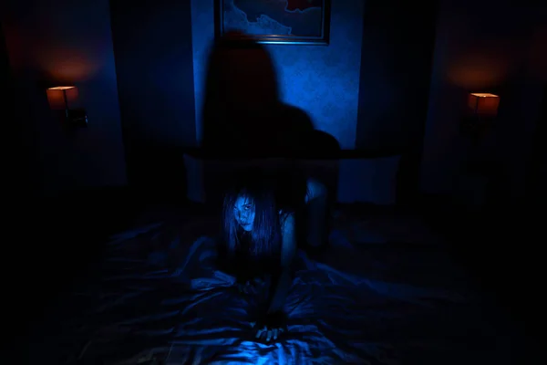 Mulher fantasma em hotel assombrado com filtro azul, conceito halloween — Fotografia de Stock