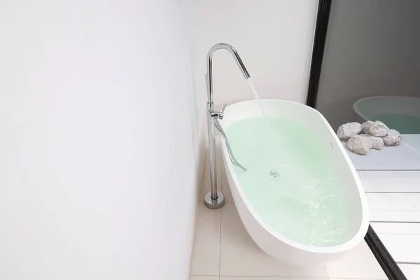 Bañera blanca con agua en el nuevo hotel moderno — Foto de Stock