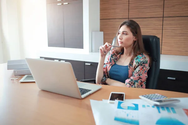 Piękne bizneswoman post myślenia z komputerem labtop — Zdjęcie stockowe