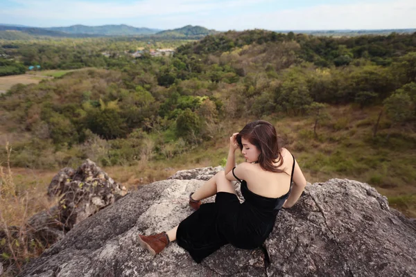 全长的年轻美丽的亚洲女人，长长的黑衣长发坐在大自然的户外度假期间，在山上安详快乐的脸庞 — 图库照片