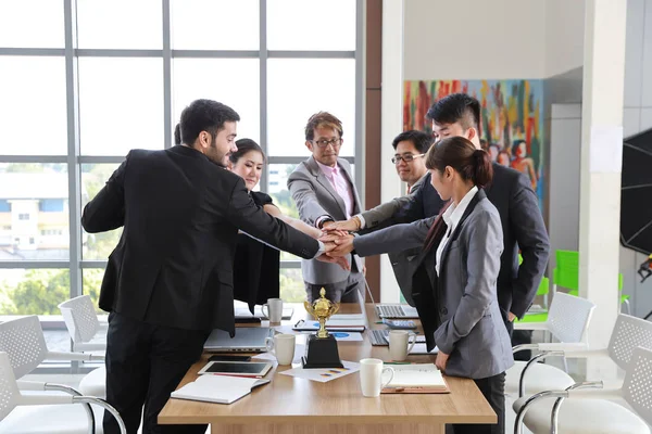 Medium shot multietniska affärsfolk stapling händer tillsammans innebörden av teamwork Concept — Stockfoto